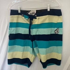 VOLCOM Boardshorts - stripe print - stretch - mens 32 waist -